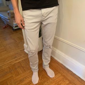 Light washed distressed jeans